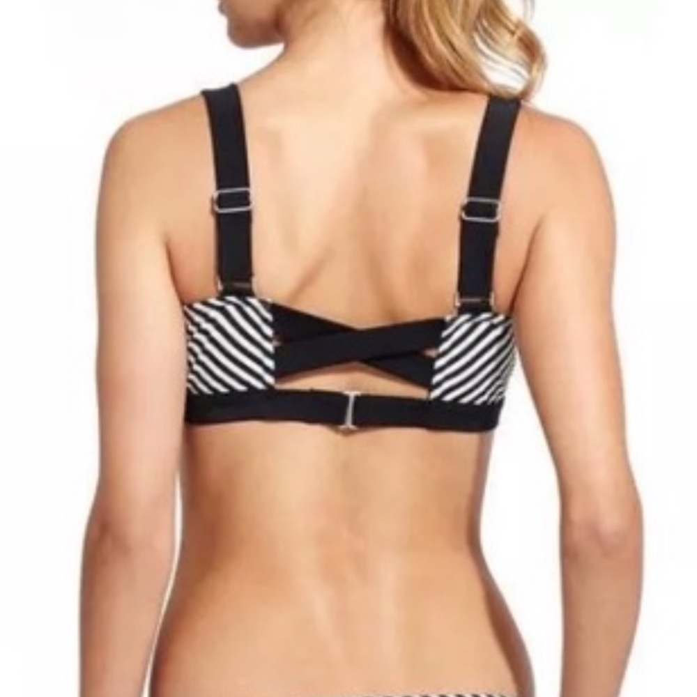 🏊‍♀️ATHLETA ‘Slash Stripe’ Bikini Top
